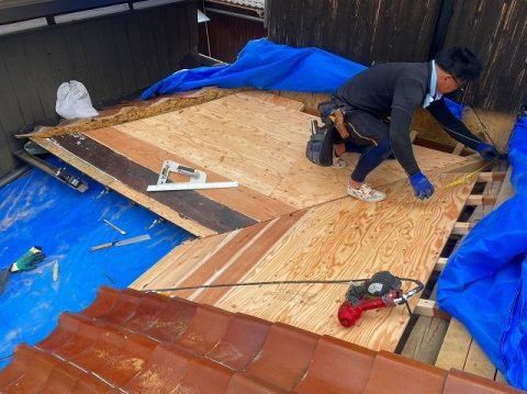 明石市で新しい野地板の施工中の職人